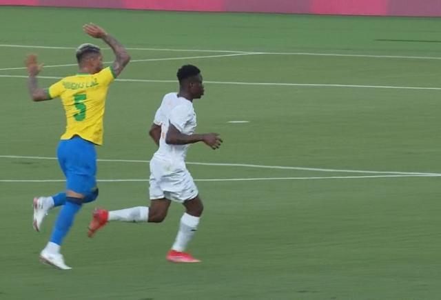 乐鱼-第15分钟被罚下 单后腰成问题 巴西没赢因太托大？